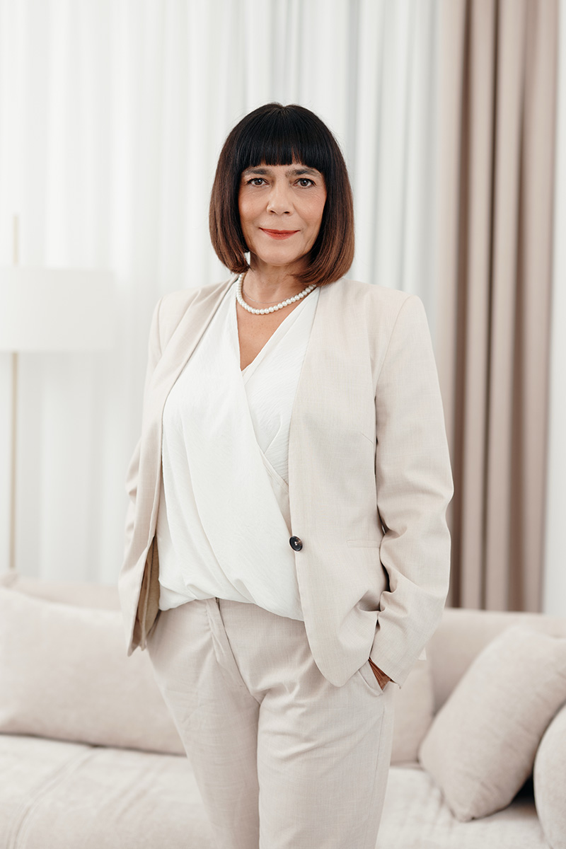 dr sci. med Draga Dimitrijević, psihijatar i savetnik za brak i porodicu u Ordinaciji Libertas, cela figura